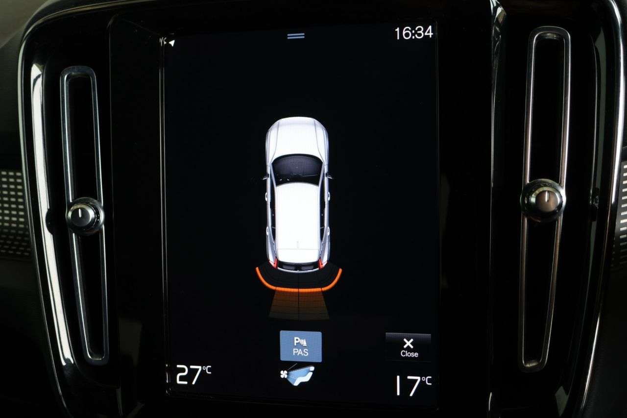 2022 VOLVO XC40 2022 VOLVO XC40