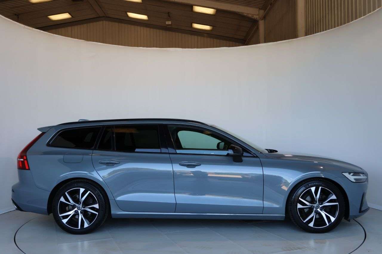 A 2022 VOLVO V60 2.0 B3 MHEV Plus Estate 5dr Petrol Hybrid DCT Auto Euro 6 (s/s) (163 ps) RE A 2022 VOLVO V60 2.0 B3 MHEV Plus Estate 5dr Petrol Hybrid DCT Auto Euro 6 (s/s) (163 ps) RE