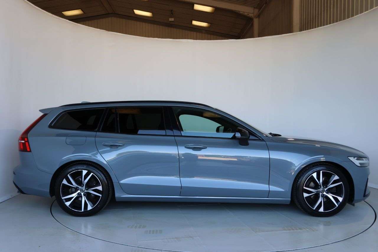 A 2022 VOLVO V60 2.0 B3 MHEV Plus Estate 5dr Petrol Hybrid DCT Auto Euro 6 (s/s) (163 ps) RE A 2022 VOLVO V60 2.0 B3 MHEV Plus Estate 5dr Petrol Hybrid DCT Auto Euro 6 (s/s) (163 ps) RE