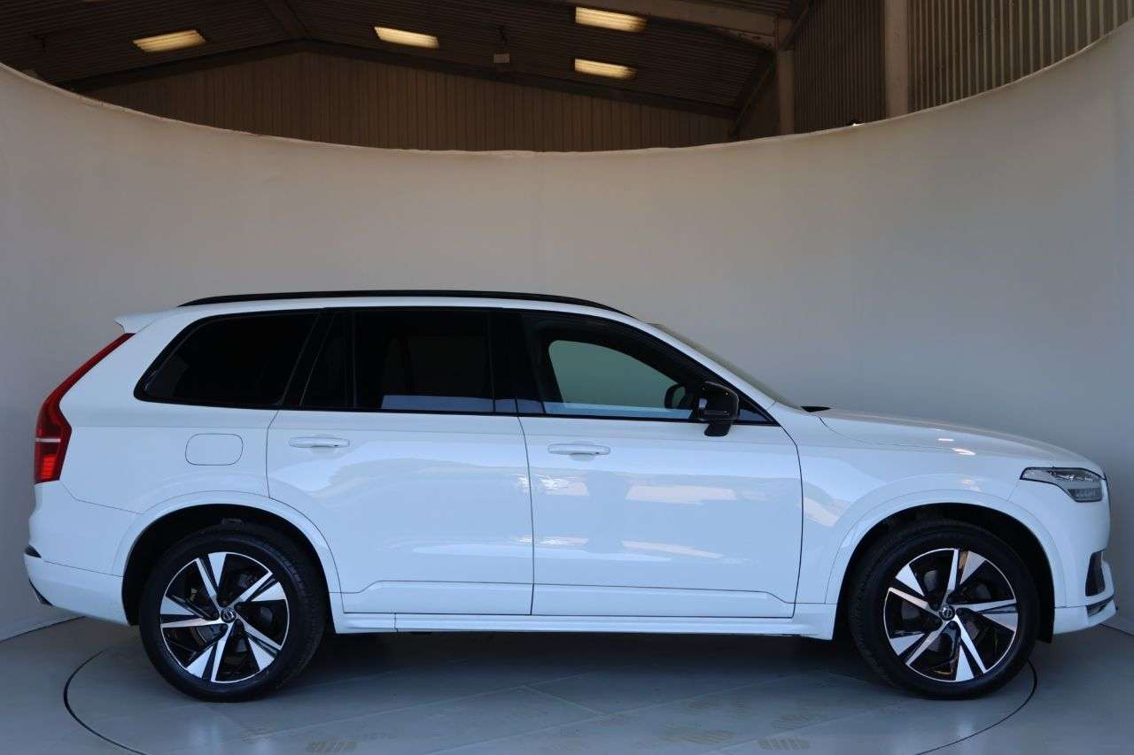 A 2022 VOLVO XC90 2.0 B5 MHEV R-Design SUV 5dr Diesel Hybrid Auto 4WD Euro 6 (s/s) (235 ps) H A 2022 VOLVO XC90 2.0 B5 MHEV R-Design SUV 5dr Diesel Hybrid Auto 4WD Euro 6 (s/s) (235 ps) H