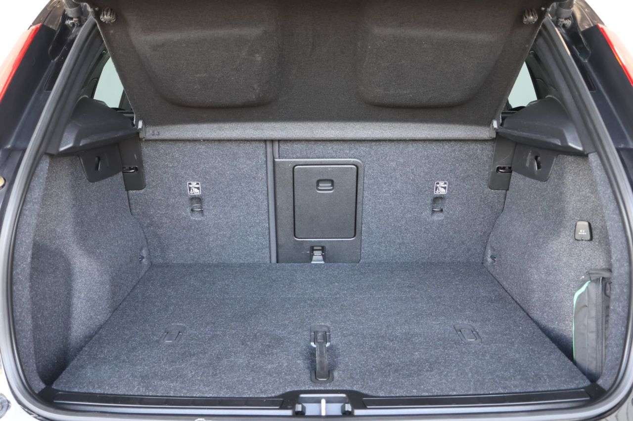 2022 VOLVO XC40 2022 VOLVO XC40