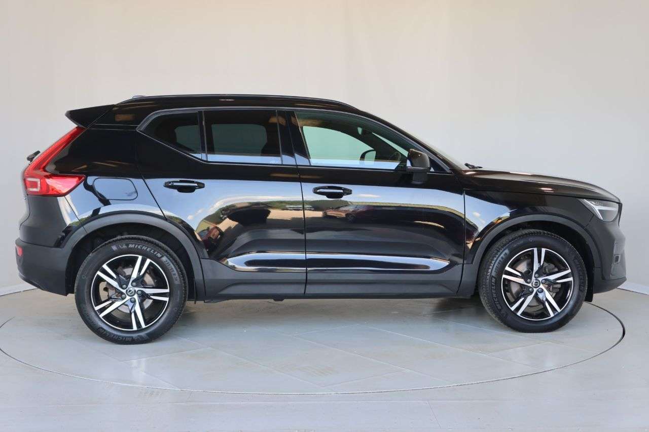 A 2022 VOLVO XC40 2.0 B3 MHEV Plus Dark SUV 5dr Petrol Hybrid DCT Auto Euro 6 (s/s) (163 ps) A 2022 VOLVO XC40 2.0 B3 MHEV Plus Dark SUV 5dr Petrol Hybrid DCT Auto Euro 6 (s/s) (163 ps)