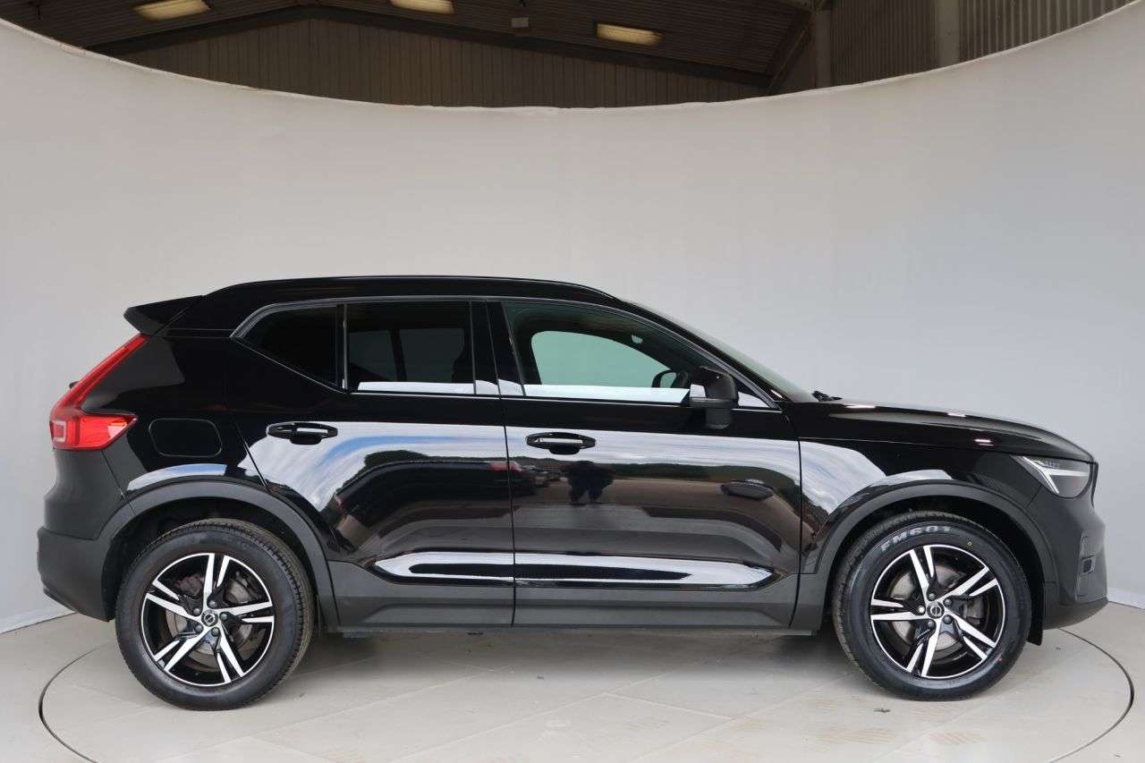 A 2022 VOLVO XC40 2.0 B3 MHEV Plus Dark SUV 5dr Petrol Hybrid DCT Auto Euro 6 (s/s) (163 ps) A 2022 VOLVO XC40 2.0 B3 MHEV Plus Dark SUV 5dr Petrol Hybrid DCT Auto Euro 6 (s/s) (163 ps)