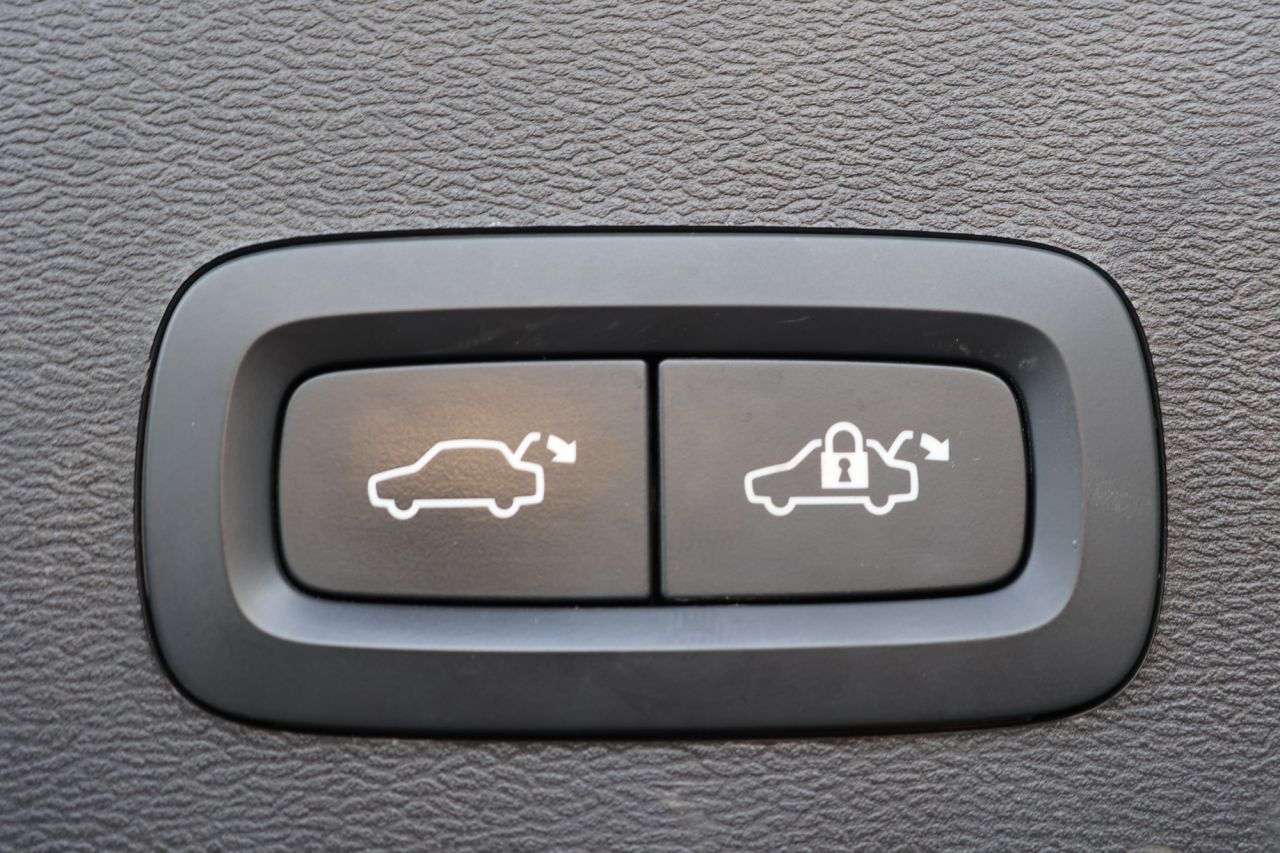 2023 VOLVO XC40 2023 VOLVO XC40