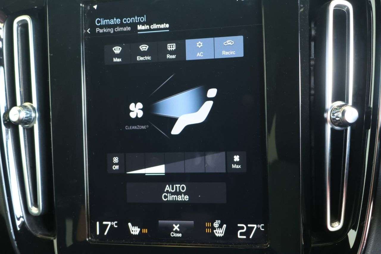 2023 VOLVO XC40 2023 VOLVO XC40