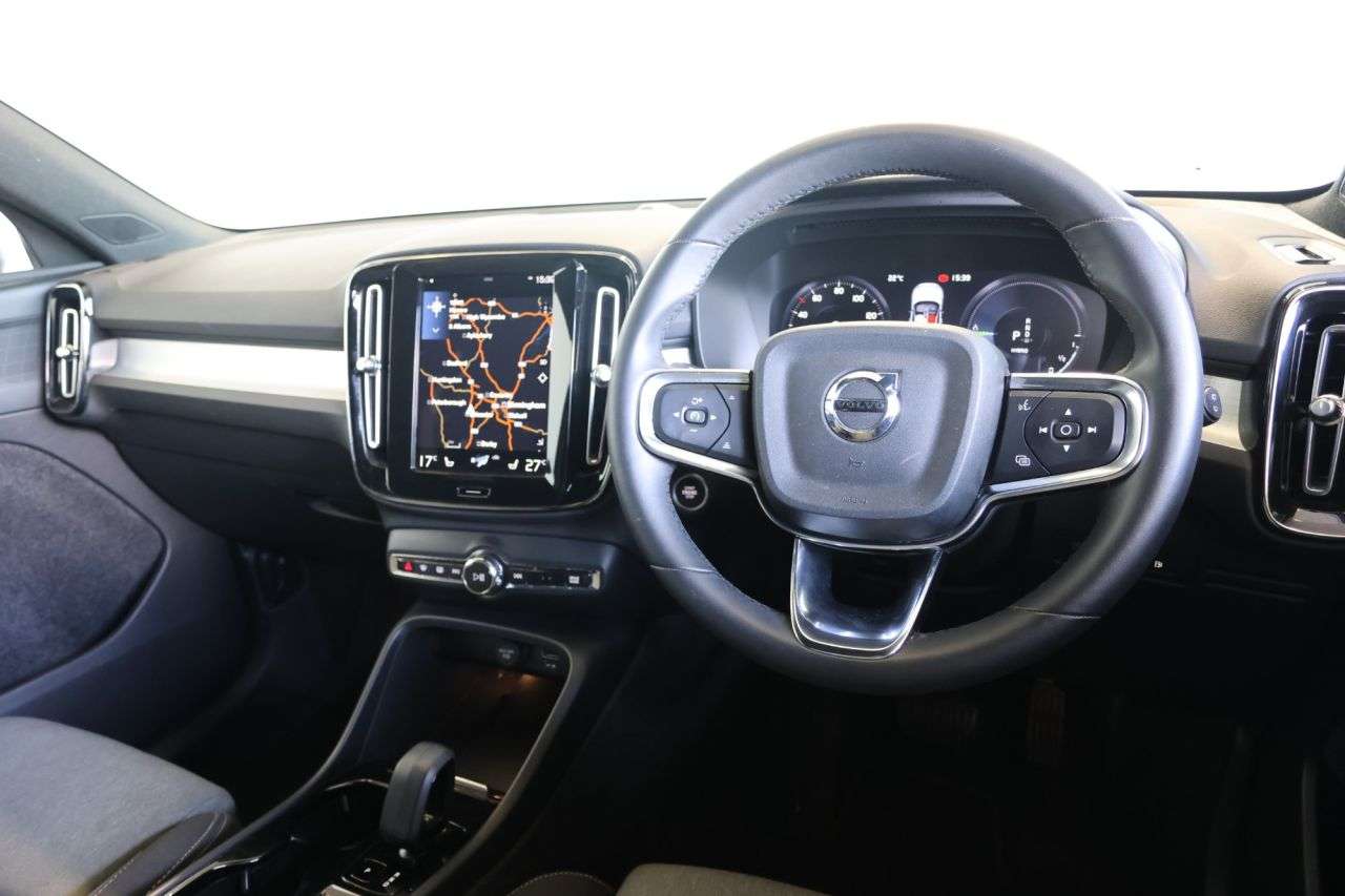 2023 VOLVO XC40 2023 VOLVO XC40