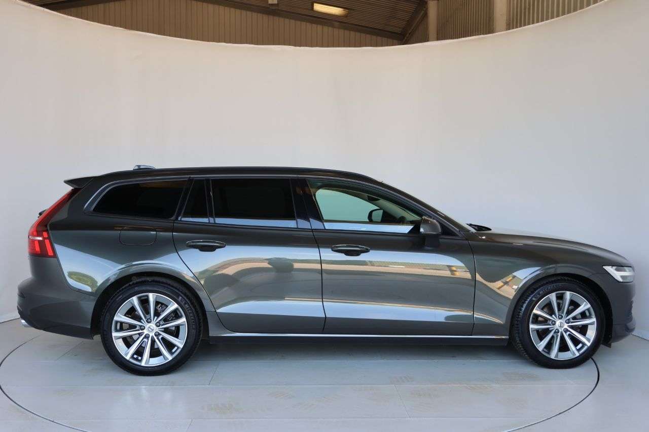 A 2022 VOLVO V60 2.0 B3 MHEV Momentum Estate 5dr Petrol Hybrid DCT Auto Euro 6 (s/s) (163 ps A 2022 VOLVO V60 2.0 B3 MHEV Momentum Estate 5dr Petrol Hybrid DCT Auto Euro 6 (s/s) (163 ps