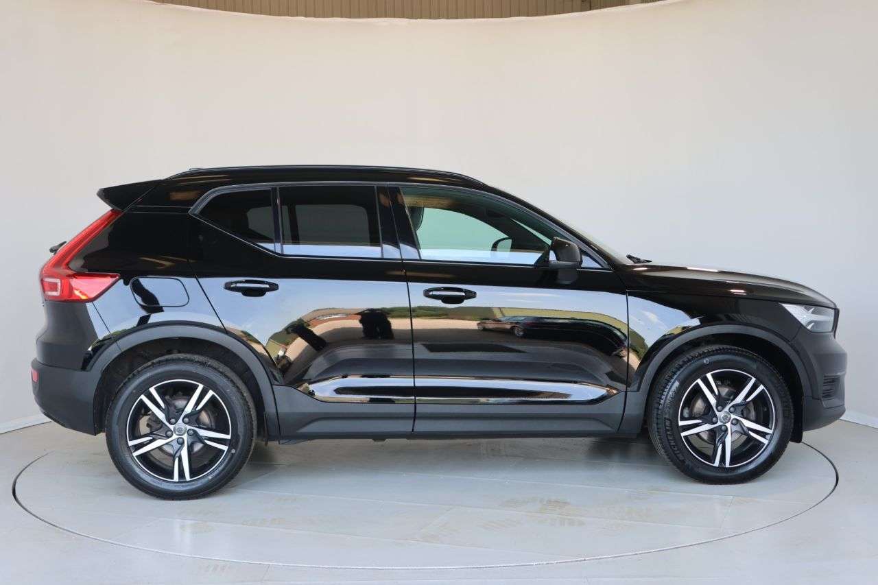 A 2022 VOLVO XC40 1.5 T3 R-Design SUV 5dr Petrol Manual Euro 6 (s/s) (163 ps) FREE 24 MONTH W A 2022 VOLVO XC40 1.5 T3 R-Design SUV 5dr Petrol Manual Euro 6 (s/s) (163 ps) FREE 24 MONTH W