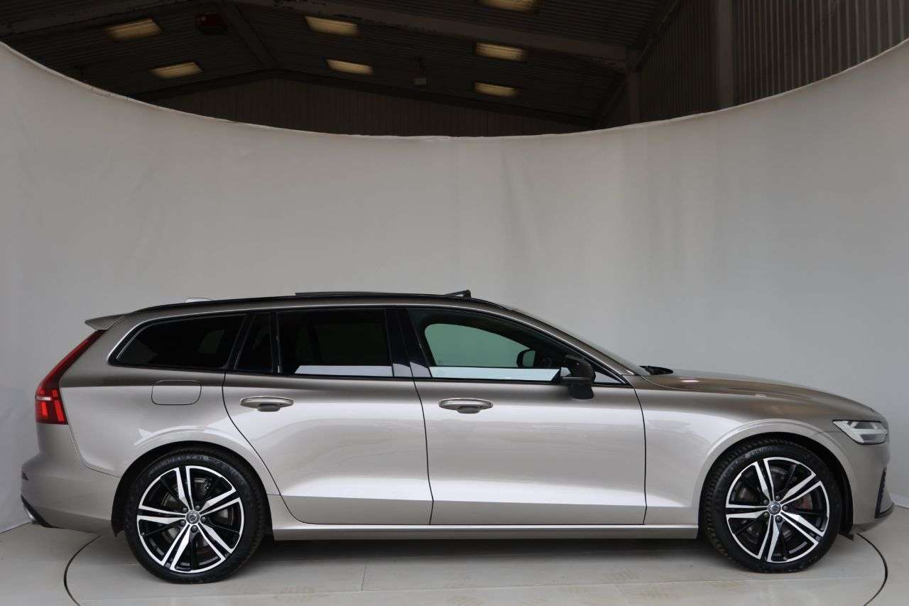 A 2022 VOLVO V60 2.0h T6 Recharge 18.8kWh R-Design Estate 5dr Petrol Plug-in Hybrid Auto AWD A 2022 VOLVO V60 2.0h T6 Recharge 18.8kWh R-Design Estate 5dr Petrol Plug-in Hybrid Auto AWD