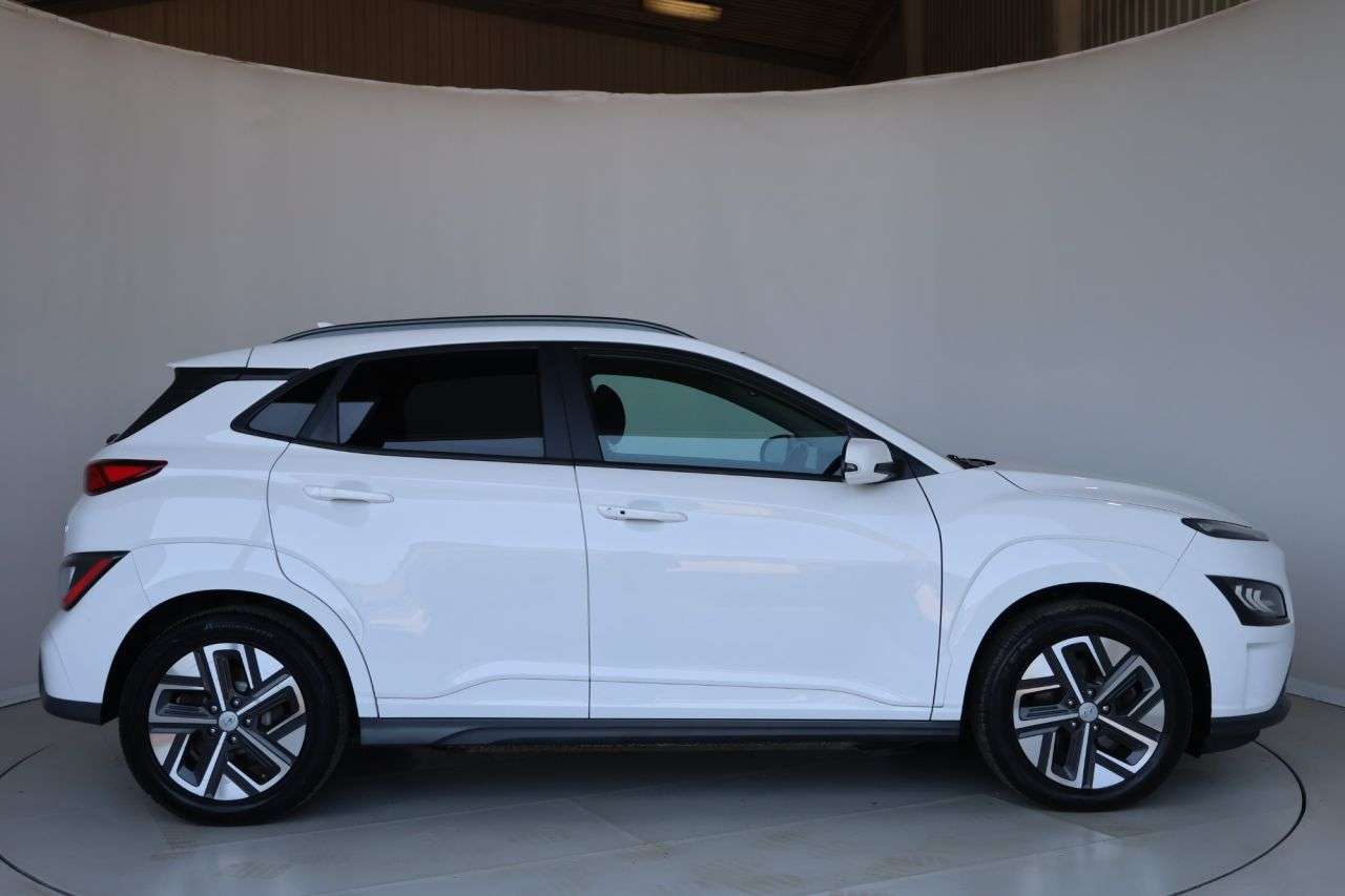 A 2022 HYUNDAI KONA 64kWh Premium SUV 5dr Electric Auto (10.5kW Charger) (204 ps) HEATED STEERI A 2022 HYUNDAI KONA 64kWh Premium SUV 5dr Electric Auto (10.5kW Charger) (204 ps) HEATED STEERI