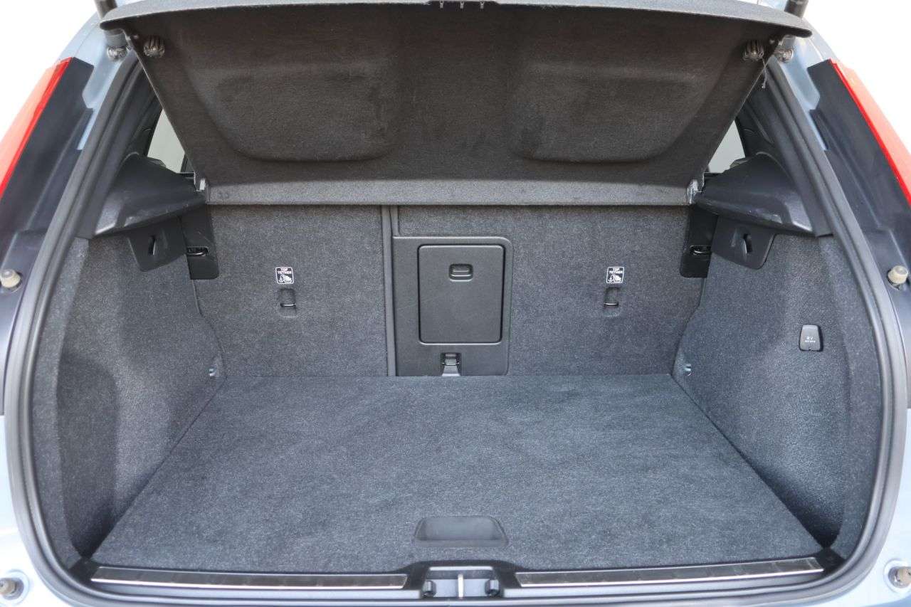 2023 VOLVO XC40 2023 VOLVO XC40