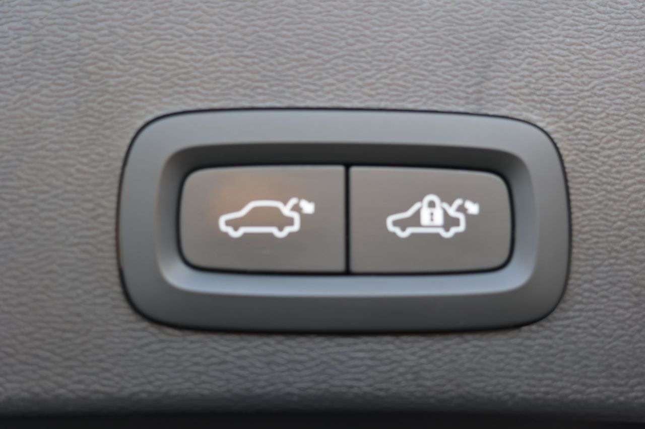 2023 VOLVO XC40 2023 VOLVO XC40