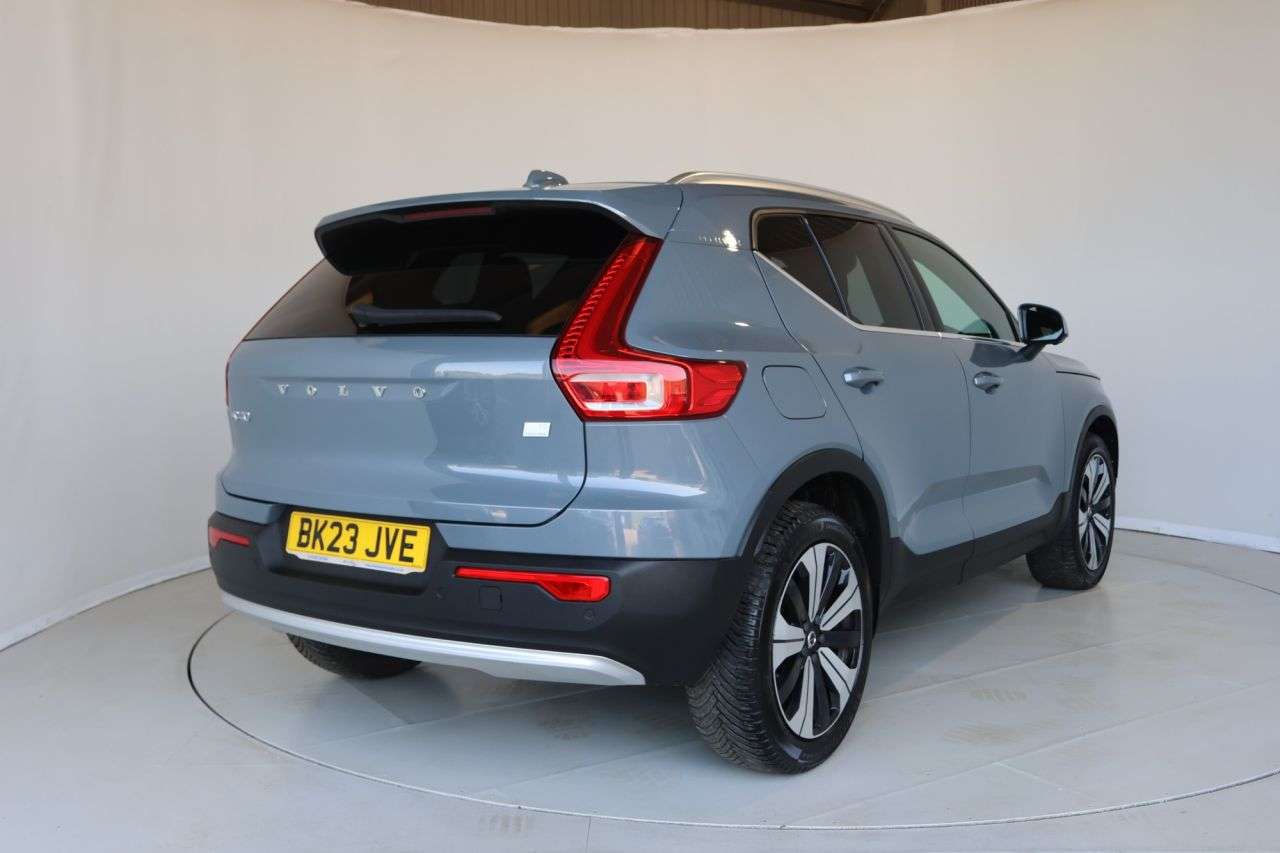 2023 VOLVO XC40 2023 VOLVO XC40