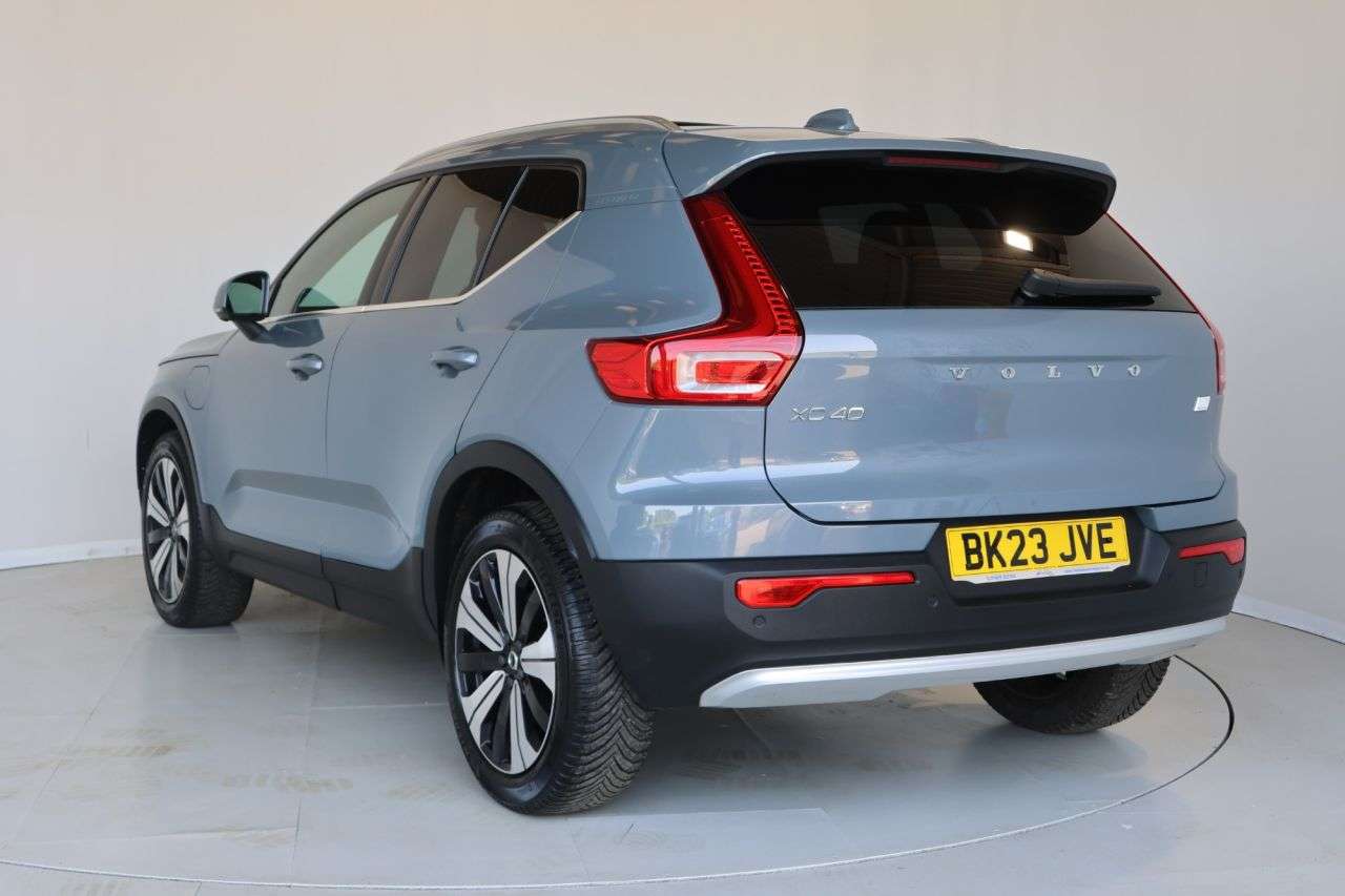 2023 VOLVO XC40 2023 VOLVO XC40