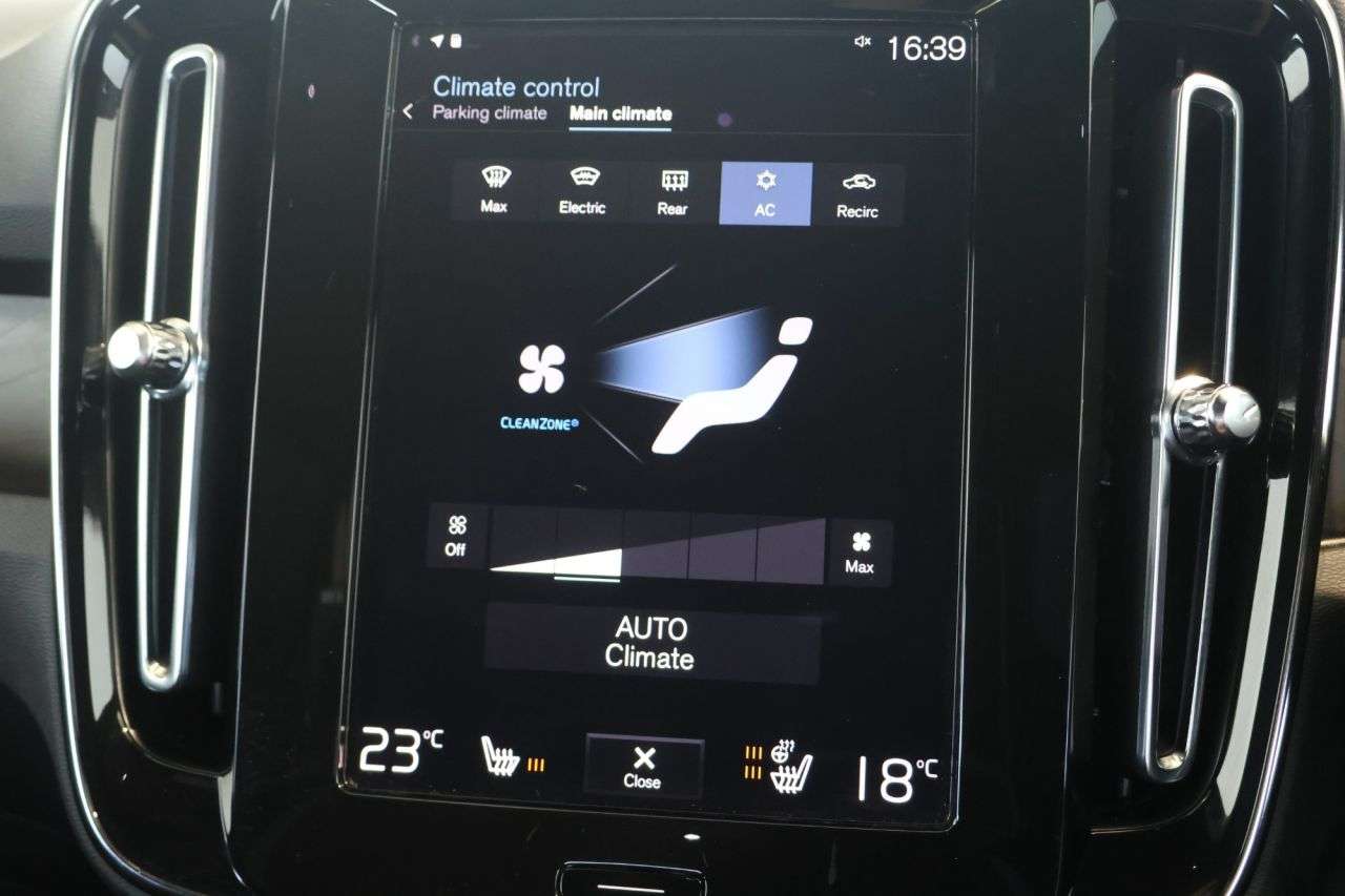 2023 VOLVO XC40 2023 VOLVO XC40