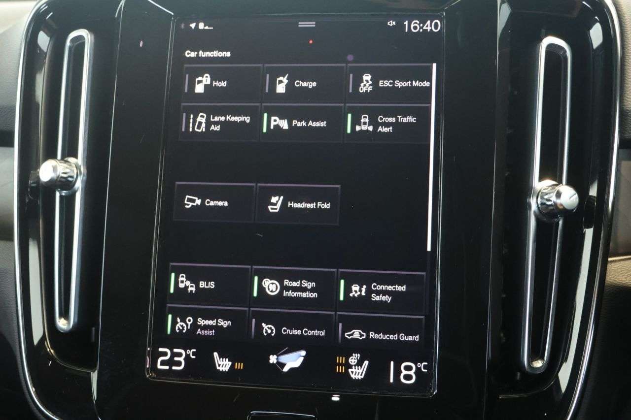 2023 VOLVO XC40 2023 VOLVO XC40