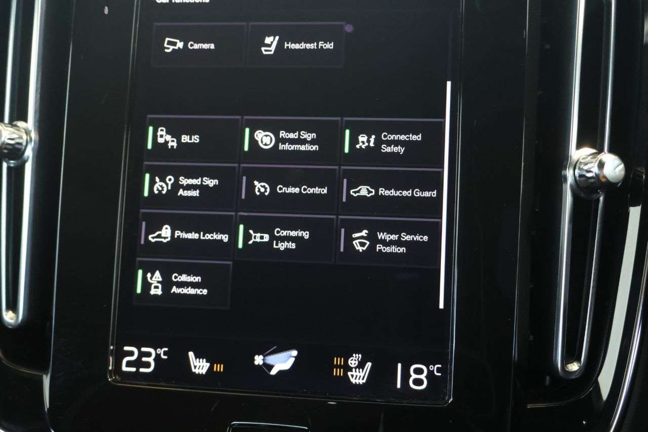 2023 VOLVO XC40 2023 VOLVO XC40
