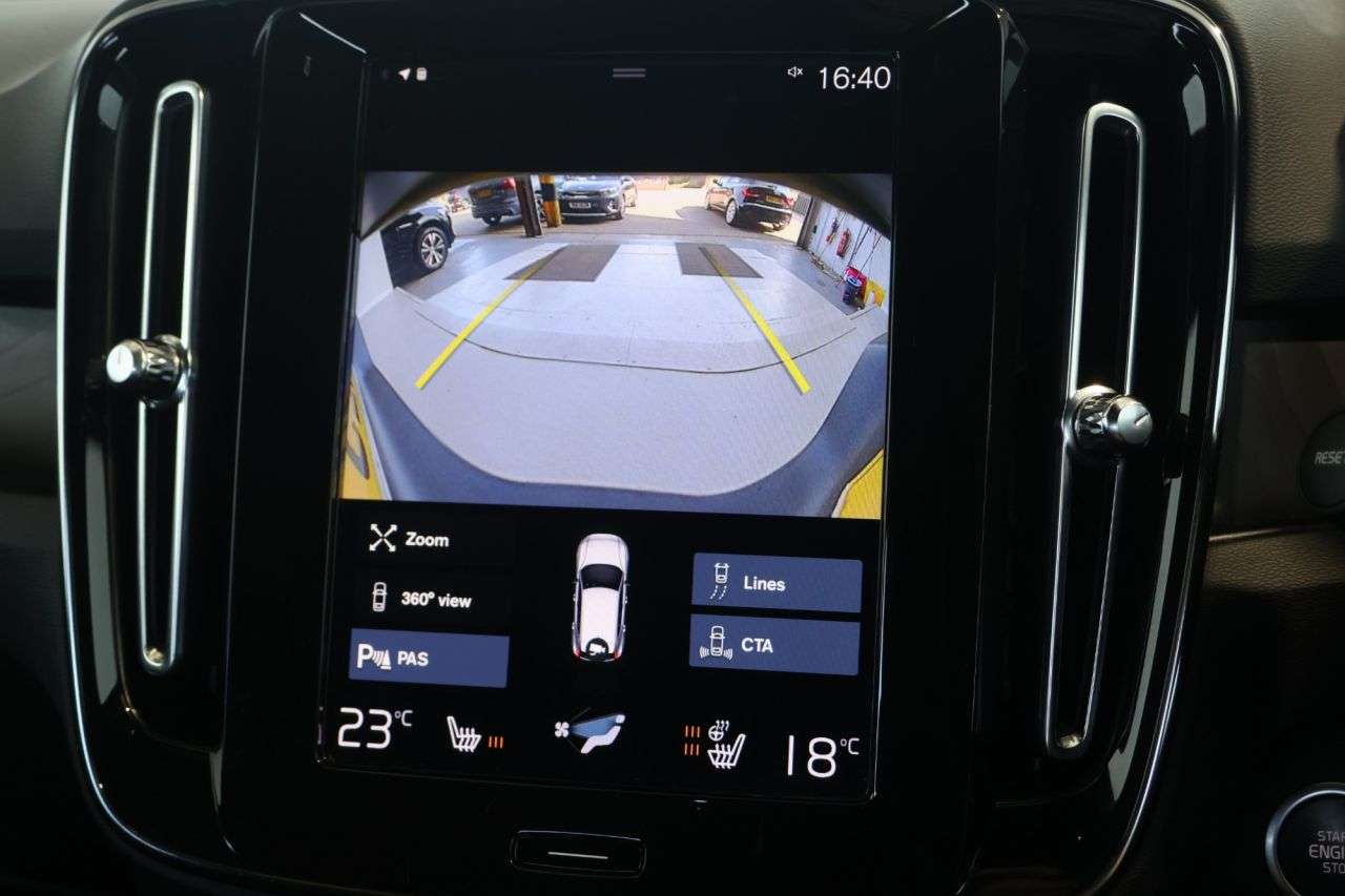 2023 VOLVO XC40 2023 VOLVO XC40