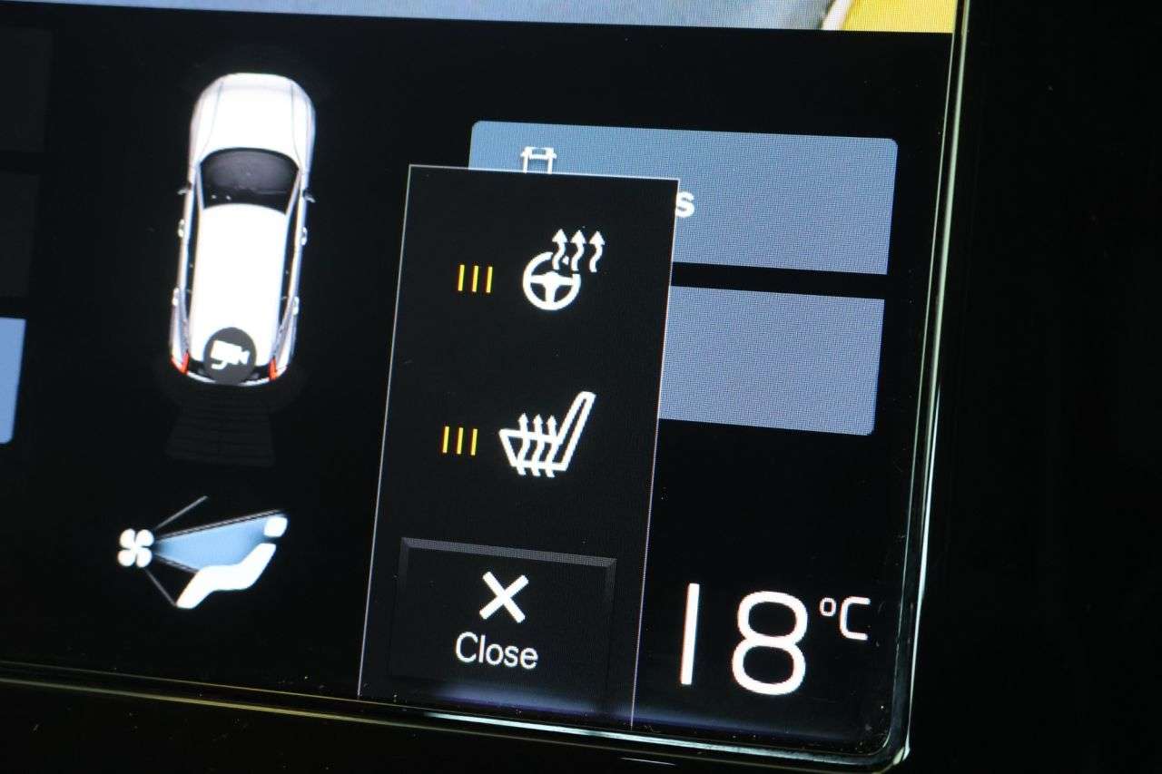 2023 VOLVO XC40 2023 VOLVO XC40