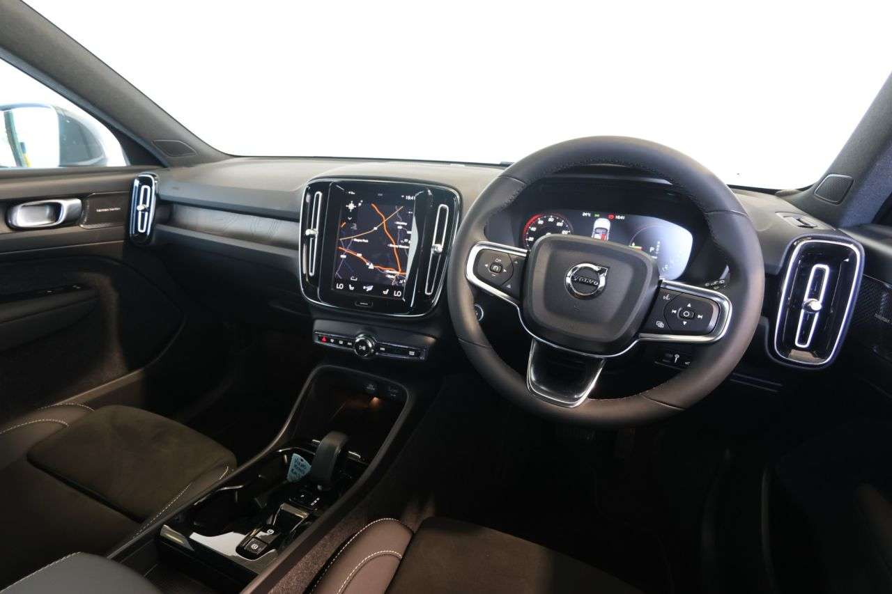 2023 VOLVO XC40 2023 VOLVO XC40