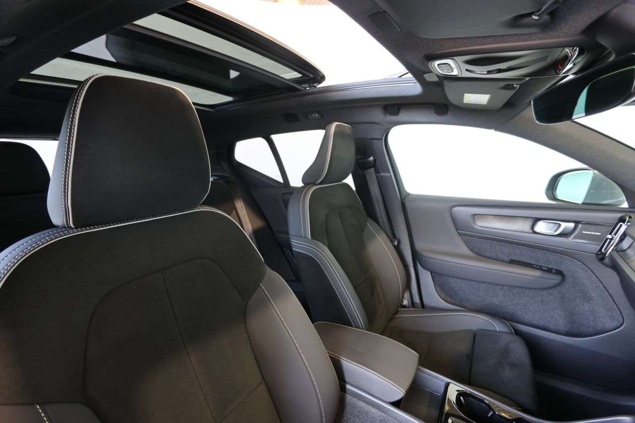 2023 VOLVO XC40 2023 VOLVO XC40