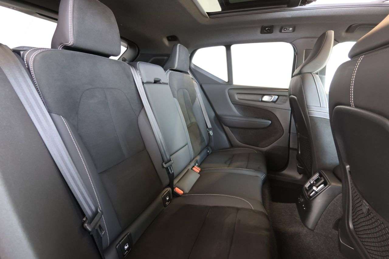 2023 VOLVO XC40 2023 VOLVO XC40