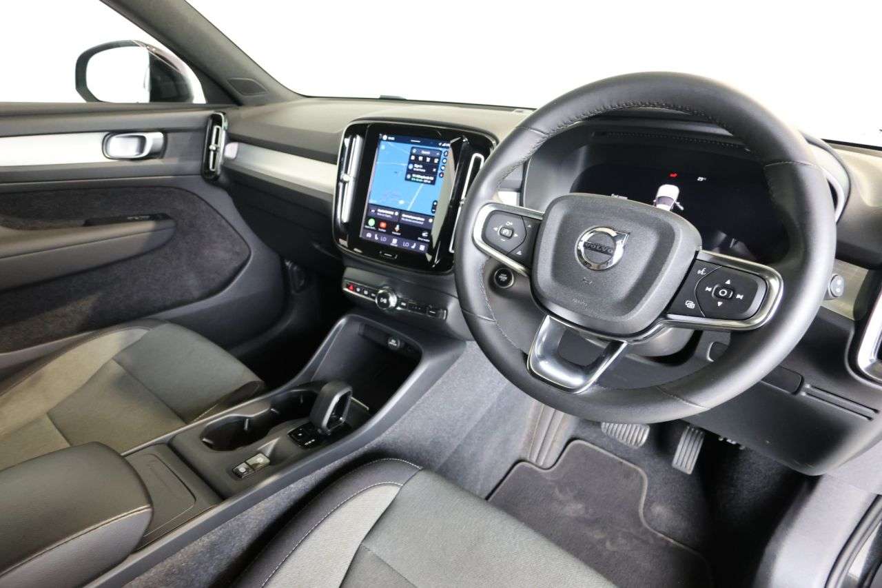 2023 VOLVO XC40 2023 VOLVO XC40