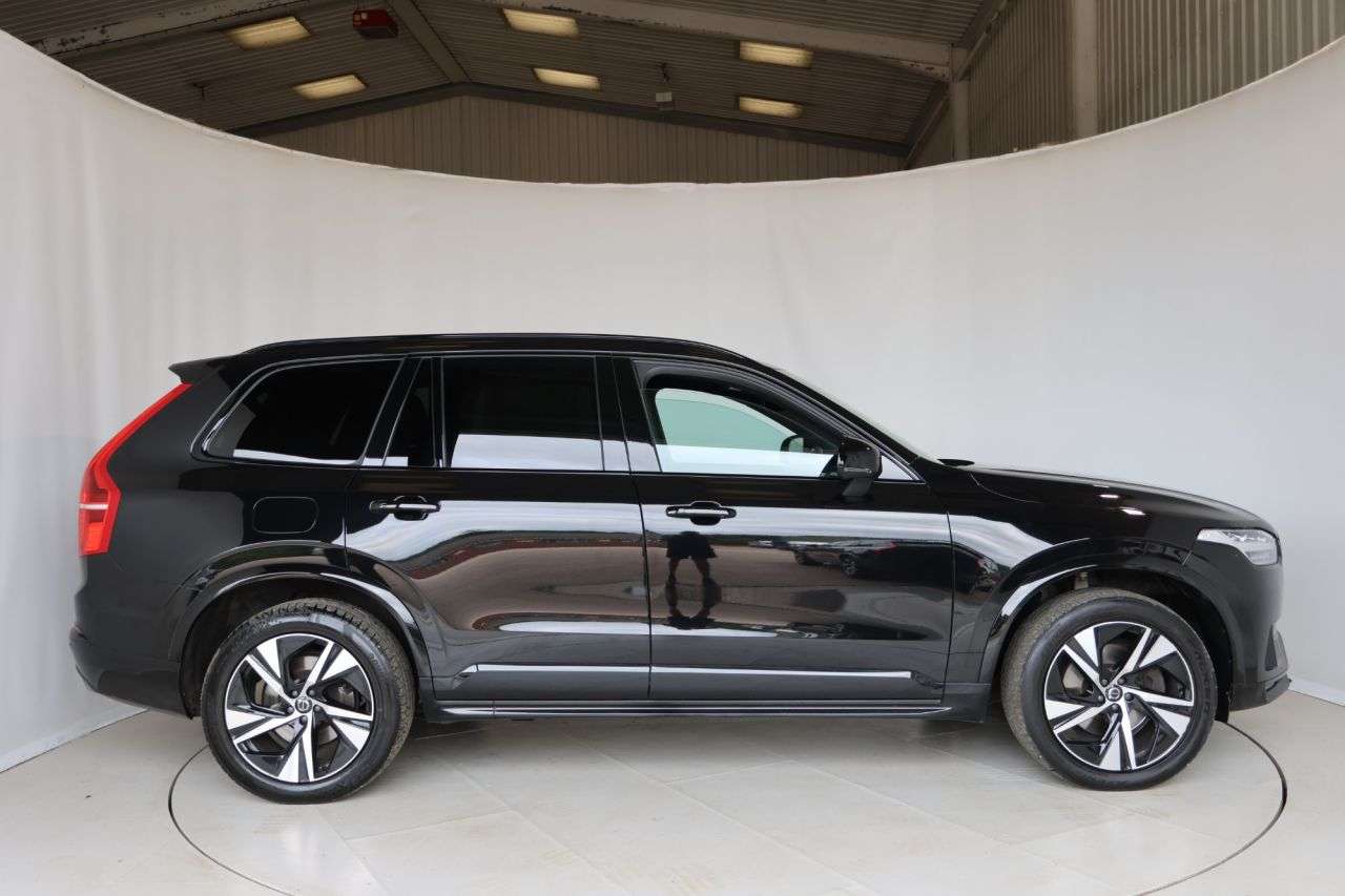 A 2022 VOLVO XC90 2.0 B5 MHEV R-Design SUV 5dr Diesel Hybrid Auto 4WD Euro 6 (s/s) (235 ps) H A 2022 VOLVO XC90 2.0 B5 MHEV R-Design SUV 5dr Diesel Hybrid Auto 4WD Euro 6 (s/s) (235 ps) H