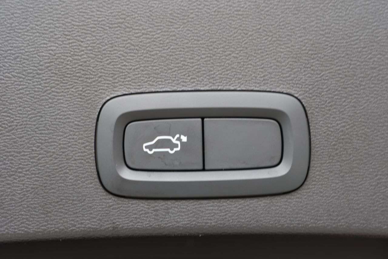 2023 VOLVO XC40 2023 VOLVO XC40