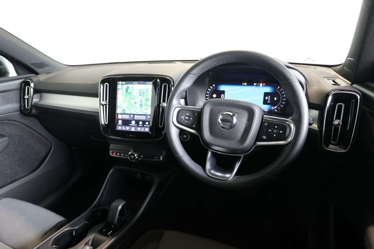 2023 VOLVO XC40 2023 VOLVO XC40