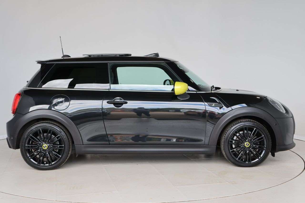 A 2022 MINI ELECTRIC HATCH Cooper SE 32.6kWh Level 3 Hatchback 3dr Electric Auto (184 ps) APPLE CAR PL A 2022 MINI ELECTRIC HATCH Cooper SE 32.6kWh Level 3 Hatchback 3dr Electric Auto (184 ps) APPLE CAR PL