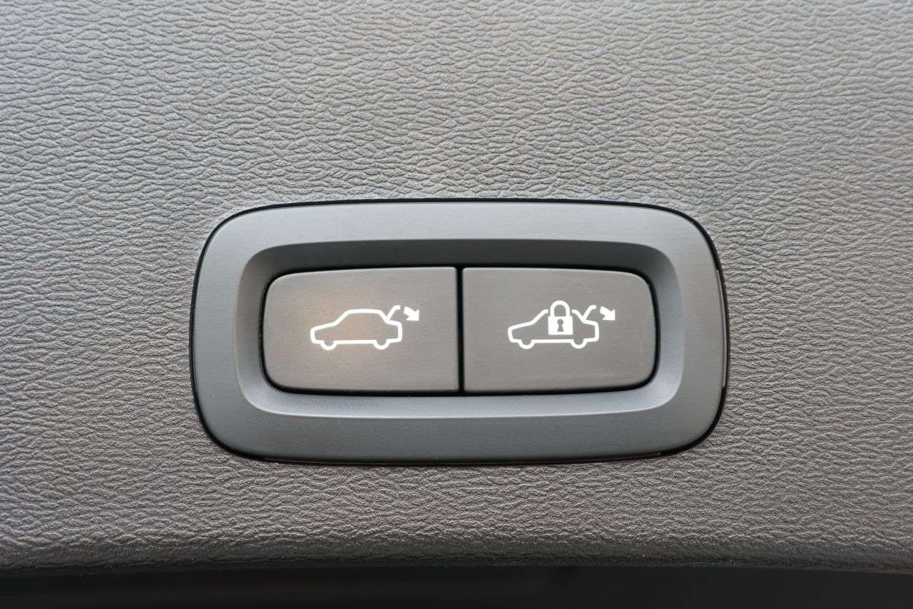 2023 VOLVO XC40 2023 VOLVO XC40