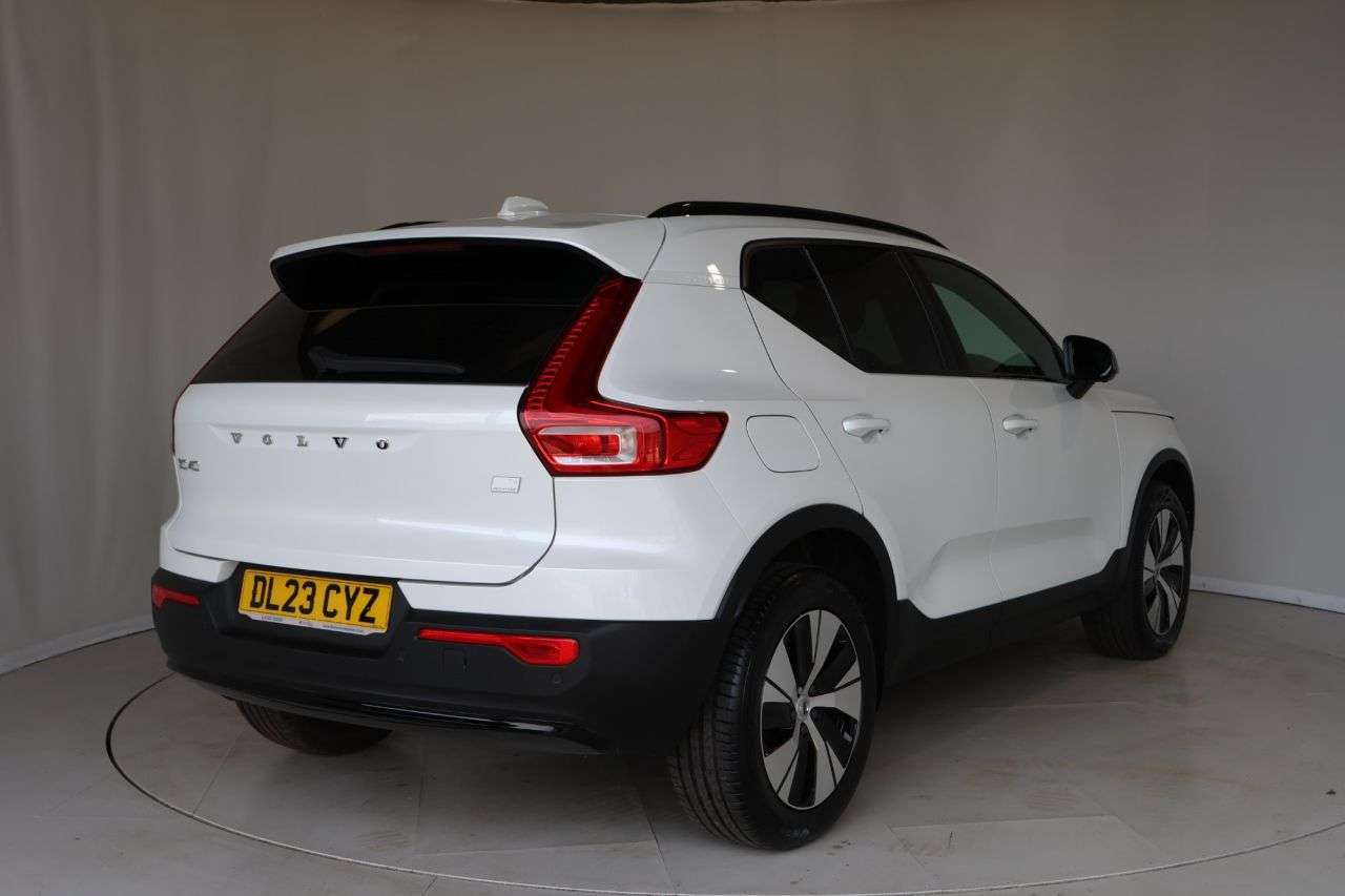 2023 VOLVO XC40 2023 VOLVO XC40