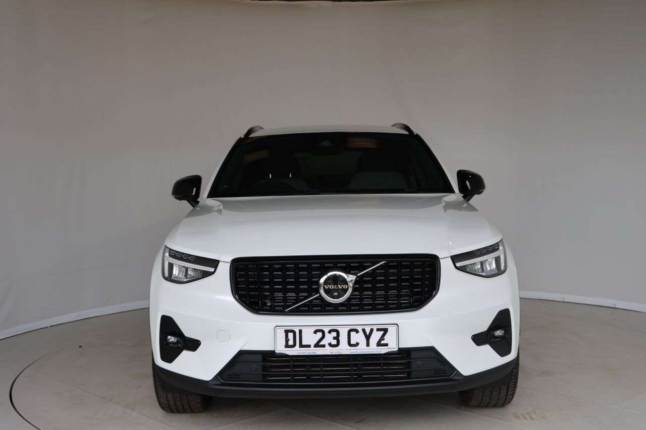 2023 VOLVO XC40 2023 VOLVO XC40