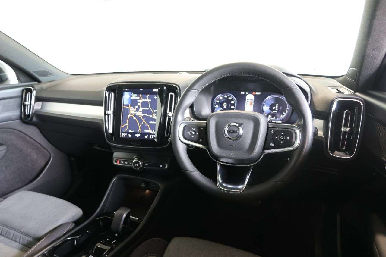 2023 VOLVO XC40 2023 VOLVO XC40
