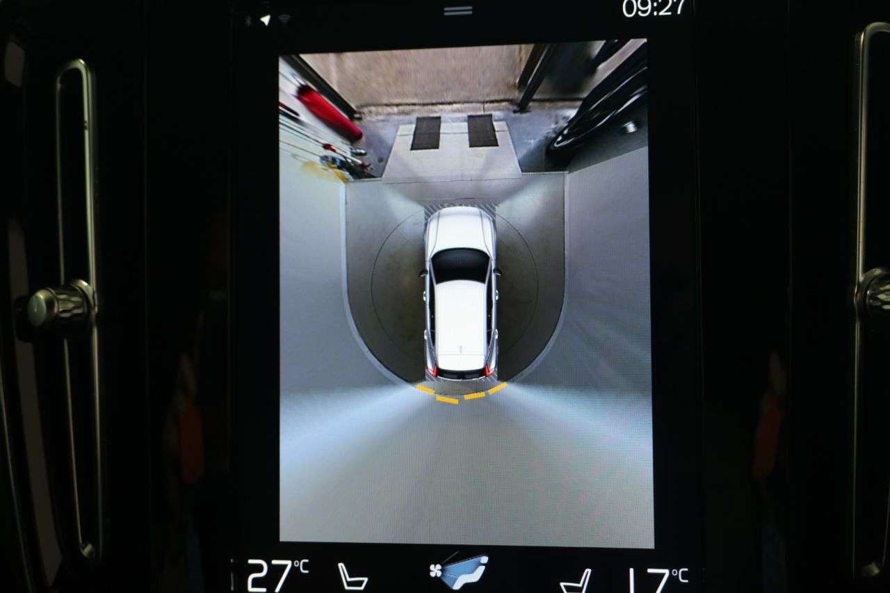 2023 VOLVO XC40 2023 VOLVO XC40