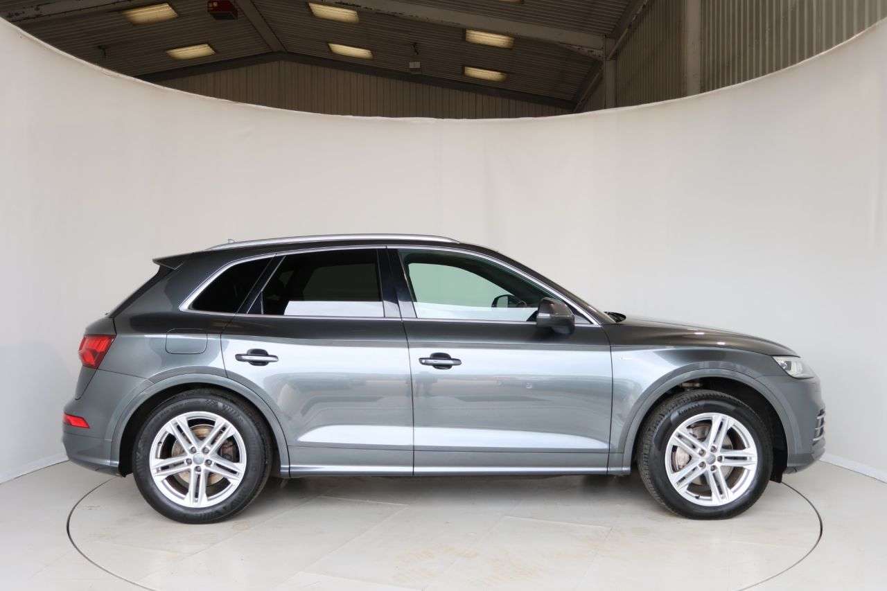 A 2018 AUDI Q5 2.0 TDI S line SUV 5dr Diesel S Tronic quattro Euro 6 (s/s) (190 ps) APPLE A 2018 AUDI Q5 2.0 TDI S line SUV 5dr Diesel S Tronic quattro Euro 6 (s/s) (190 ps) APPLE