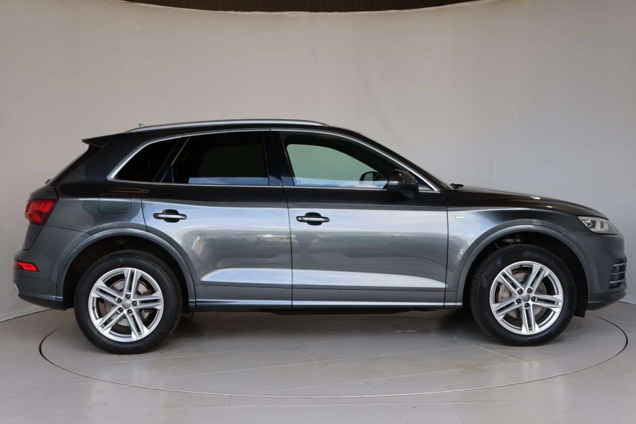 A 2018 AUDI Q5 2.0 TDI S line SUV 5dr Diesel S Tronic quattro Euro 6 (s/s) (190 ps) APPLE A 2018 AUDI Q5 2.0 TDI S line SUV 5dr Diesel S Tronic quattro Euro 6 (s/s) (190 ps) APPLE