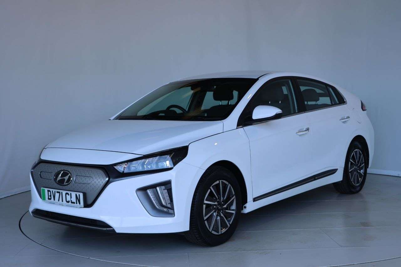 A 2021 HYUNDAI IONIQ 38.3kWh Premium Hatchback 5dr Electric Auto (136 ps) HEATED STEERING WHEEL A 2021 HYUNDAI IONIQ 38.3kWh Premium Hatchback 5dr Electric Auto (136 ps) HEATED STEERING WHEEL