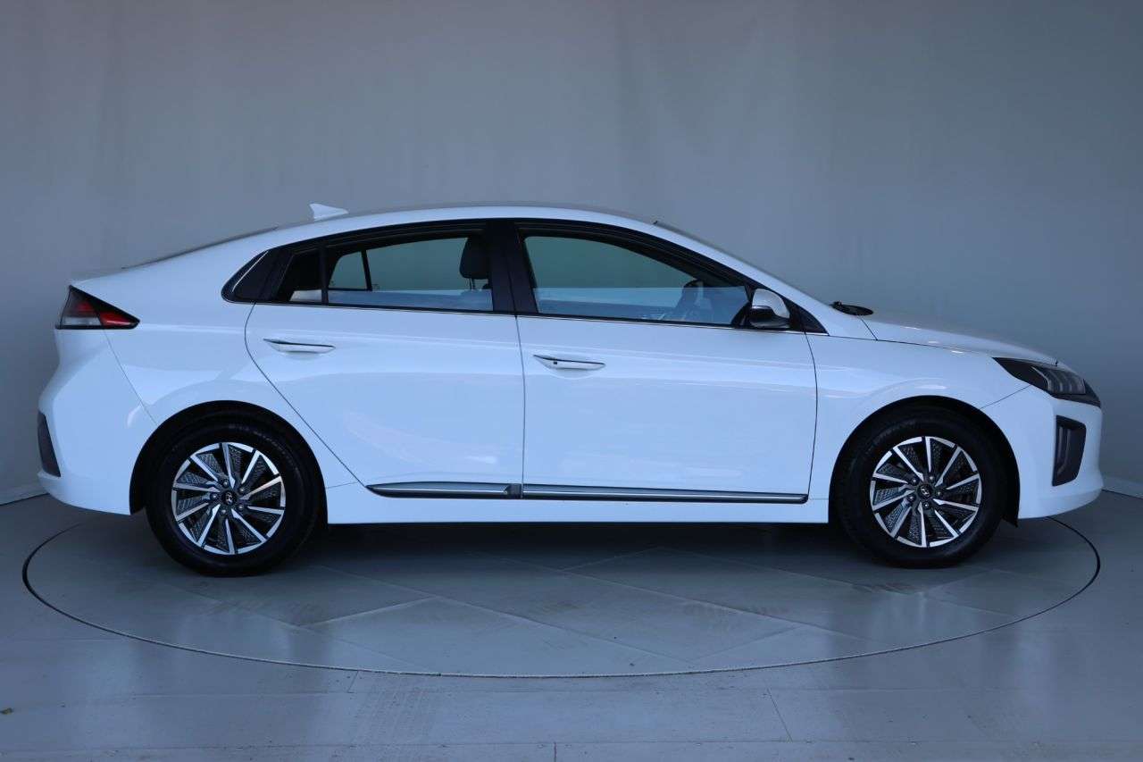 A 2021 HYUNDAI IONIQ 38.3kWh Premium Hatchback 5dr Electric Auto (136 ps) HEATED STEERING WHEEL A 2021 HYUNDAI IONIQ 38.3kWh Premium Hatchback 5dr Electric Auto (136 ps) HEATED STEERING WHEEL