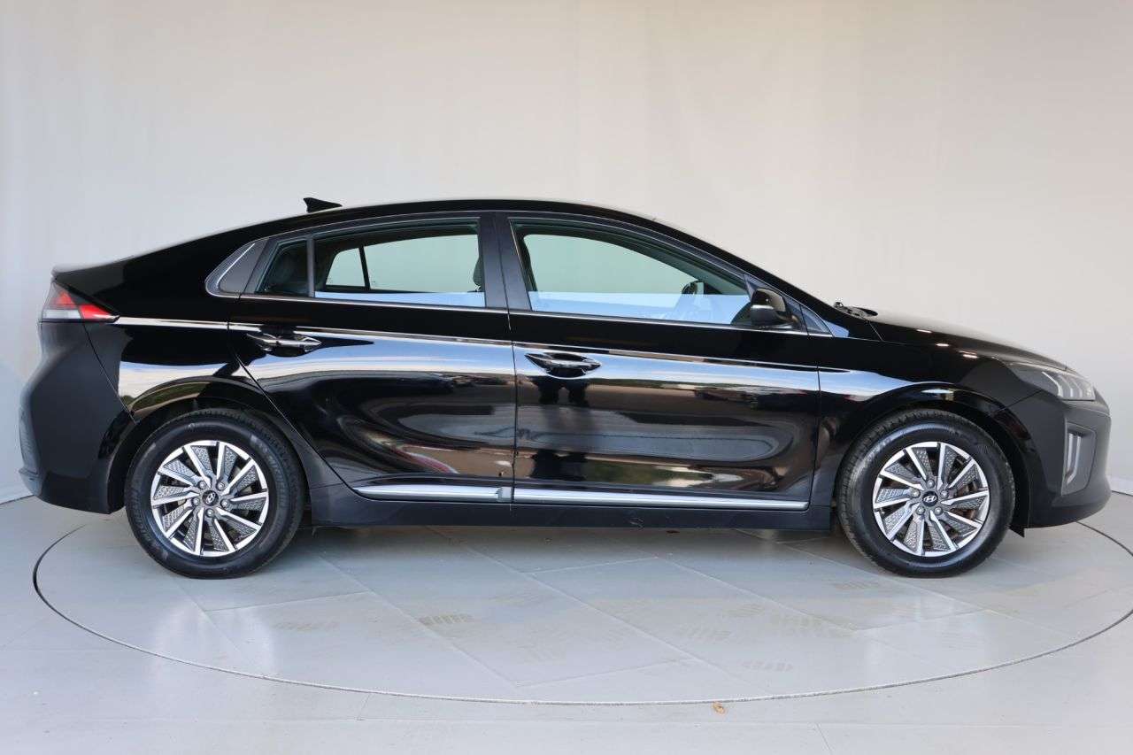 A 2021 HYUNDAI IONIQ 38.3kWh Premium Hatchback 5dr Electric Auto (136 ps) HEATED STEERING WHEEL A 2021 HYUNDAI IONIQ 38.3kWh Premium Hatchback 5dr Electric Auto (136 ps) HEATED STEERING WHEEL