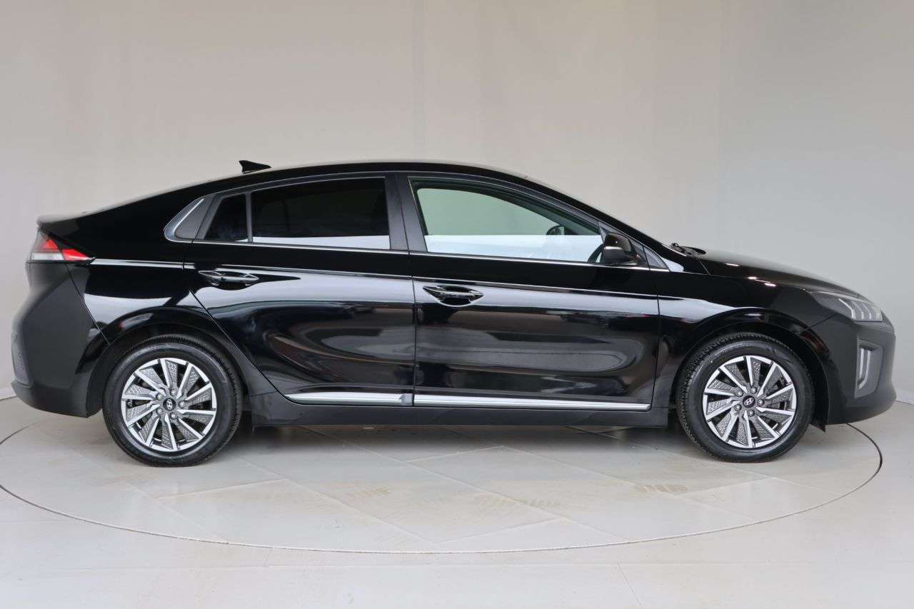 A 2021 HYUNDAI IONIQ 38.3kWh Premium Hatchback 5dr Electric Auto (136 ps) HEATED STEERING WHEEL A 2021 HYUNDAI IONIQ 38.3kWh Premium Hatchback 5dr Electric Auto (136 ps) HEATED STEERING WHEEL