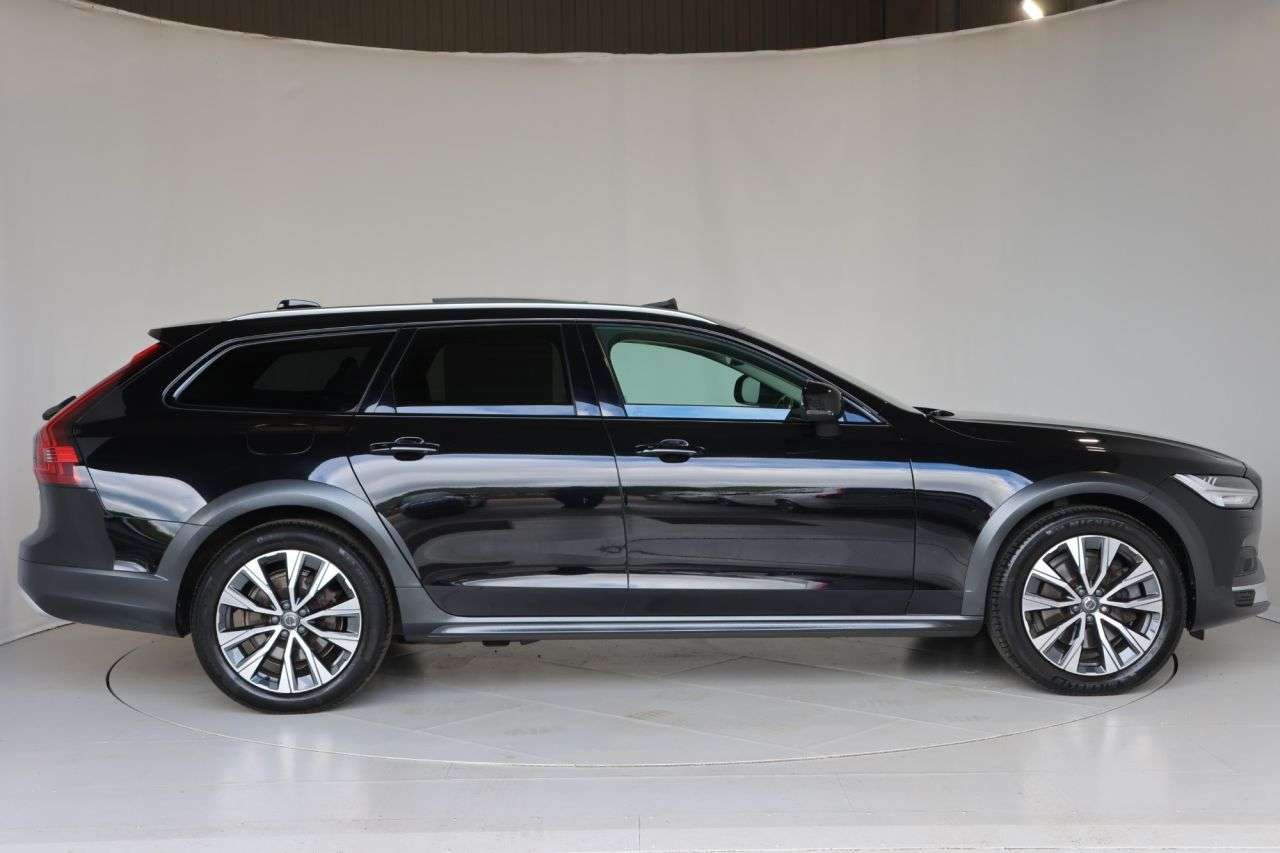 A 2022 VOLVO V90 CROSS COUNTRY 2.0 B5 MHEV Plus Estate 5dr Petrol Hybrid Auto AWD Euro 6 (s/s) (250 ps) HE A 2022 VOLVO V90 CROSS COUNTRY 2.0 B5 MHEV Plus Estate 5dr Petrol Hybrid Auto AWD Euro 6 (s/s) (250 ps) HE