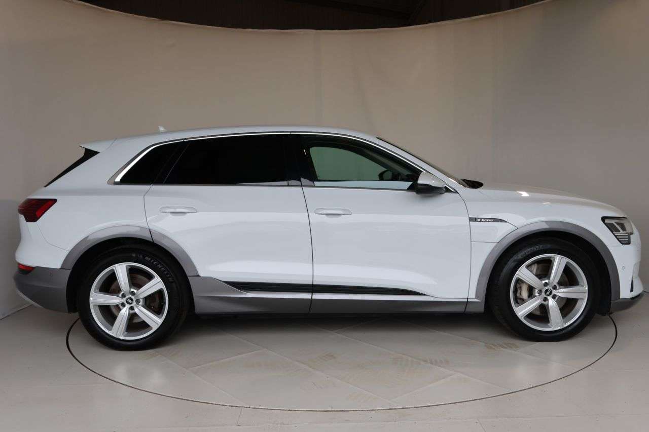 A 2021 AUDI E-TRON 55 Technik SUV 5dr Electric Auto quattro 95kWh (408 ps) APPLE CAR PLAY + FU A 2021 AUDI E-TRON 55 Technik SUV 5dr Electric Auto quattro 95kWh (408 ps) APPLE CAR PLAY + FU