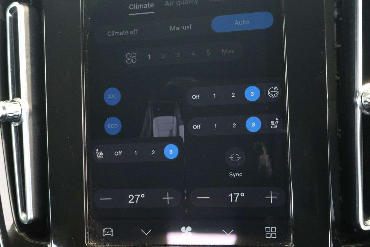 2023 VOLVO XC40 2023 VOLVO XC40