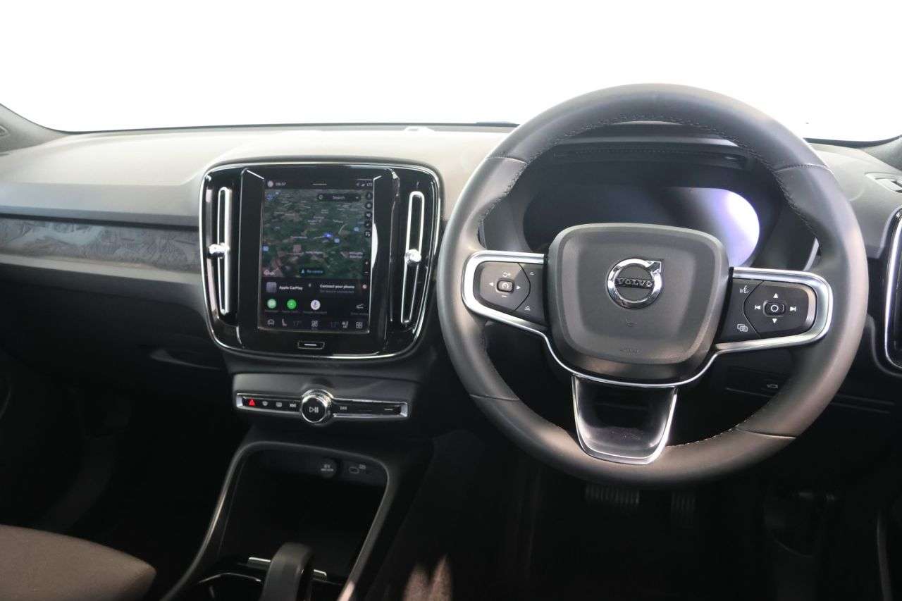 2023 VOLVO XC40 2023 VOLVO XC40