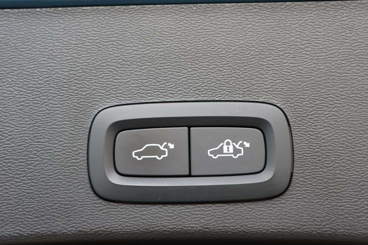 2023 VOLVO XC40 2023 VOLVO XC40