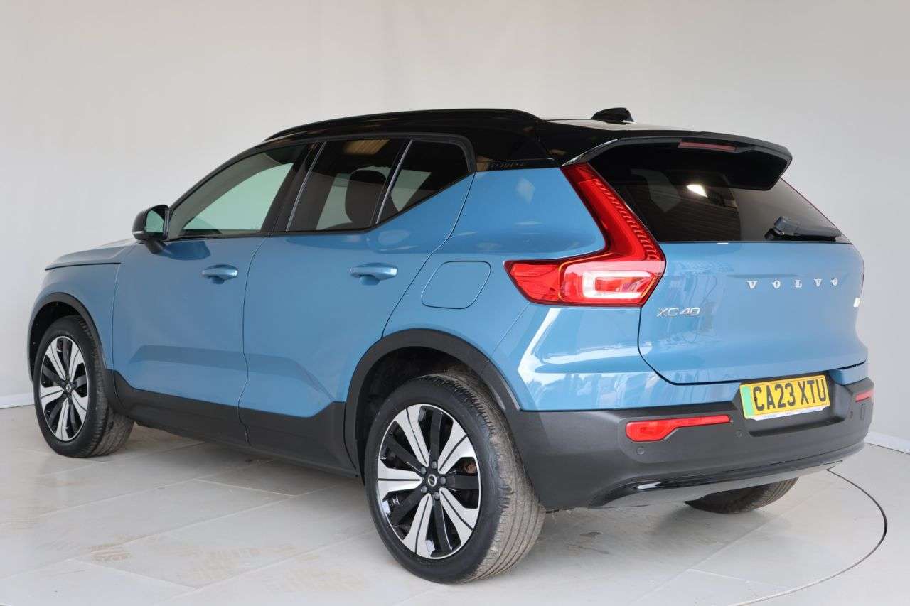 2023 VOLVO XC40 2023 VOLVO XC40