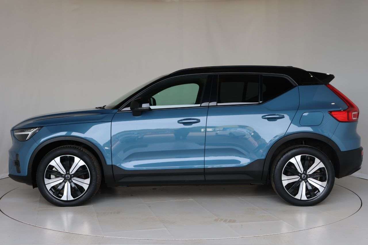 2023 VOLVO XC40 2023 VOLVO XC40
