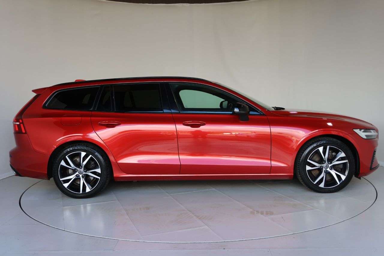 A 2022 VOLVO V60 2.0h T6 Recharge 18.8kWh R-Design Estate 5dr Petrol Plug-in Hybrid Auto AWD A 2022 VOLVO V60 2.0h T6 Recharge 18.8kWh R-Design Estate 5dr Petrol Plug-in Hybrid Auto AWD